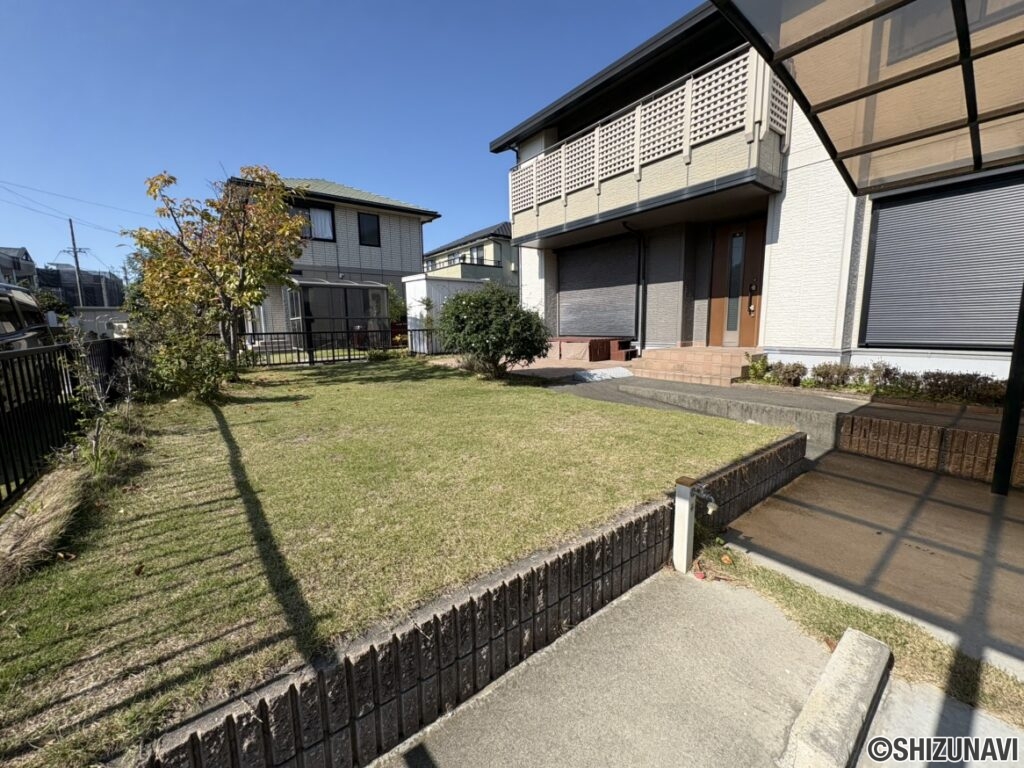 庭の様子です。日当たりが良く、広々としているのでガーデニングやBBQもできます。