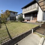 庭の様子です。日当たりが良く、広々としているのでガーデニングやBBQもできます。