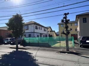 周辺にスーパー、ドラッグストア、コンビニ等生活利便が多数ございます。