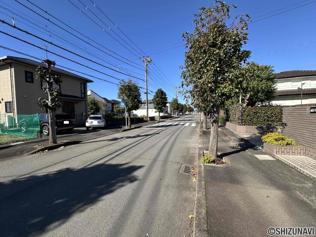 前面道路もゆったりしています。