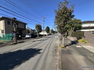 前面道路もゆったりしています。