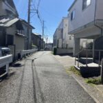 前面道路、閑静な住宅街です。