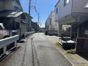 前面道路、閑静な住宅街です。