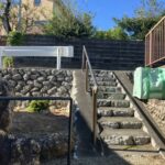 道路に出る階段の写真です。