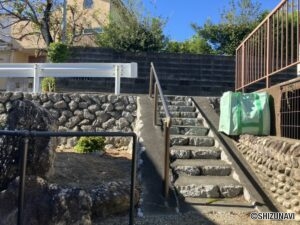 道路に出る階段の写真です。