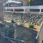 道路側約180センチの段差があります。