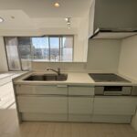 キッチンのお写真です。売主様により、L型から対面式のキッチンにリフォームされております。