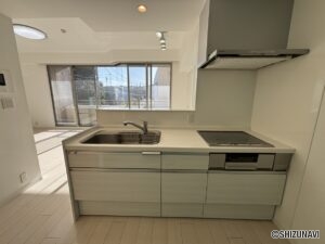 キッチンのお写真です。売主様により、L型から対面式のキッチンにリフォームされております。