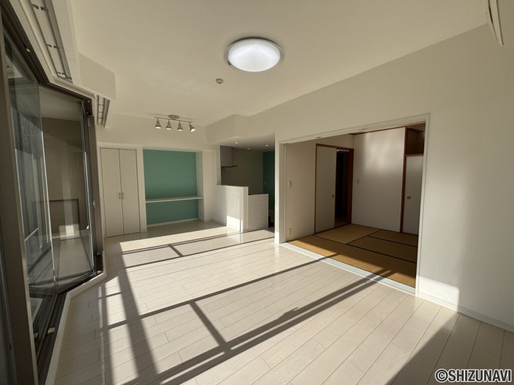 リビング・ダイニングの別角度のお写真です。