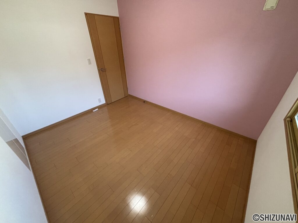 洋室のお写真です。こちらのお部屋は約６.０畳ございます。