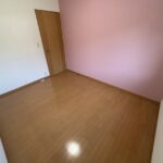 洋室のお写真です。こちらのお部屋は約６.０畳ございます。