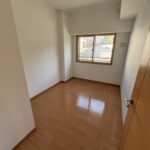 洋室のお写真です。約5.0畳のお部屋で、子供部屋に程よい大きさです。