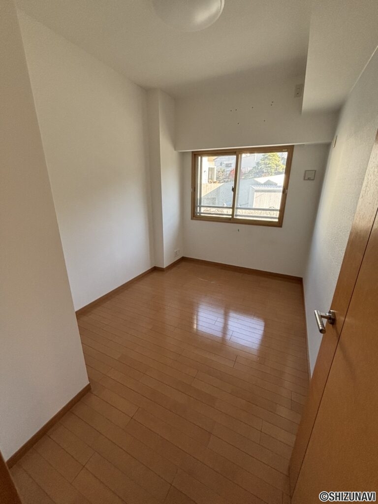 洋室のお写真です。約5.0畳のお部屋で、子供部屋に程よい大きさです。