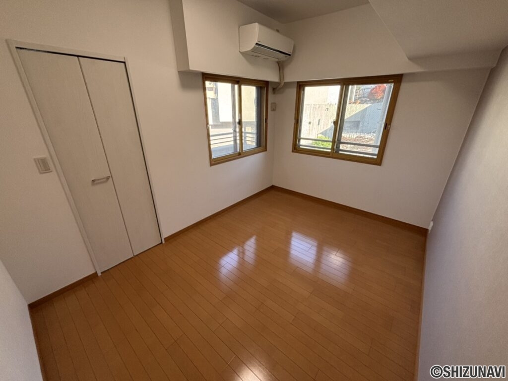 ウォークインクローゼット付きの洋室のお写真です。こちらは約8.0畳あります。