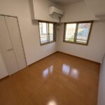 ウォークインクローゼット付きの洋室のお写真です。こちらは約8.0畳あります。