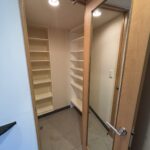 玄関の収納のお写真です。鏡がついているので、外出時に身だしなみを確認することができます。