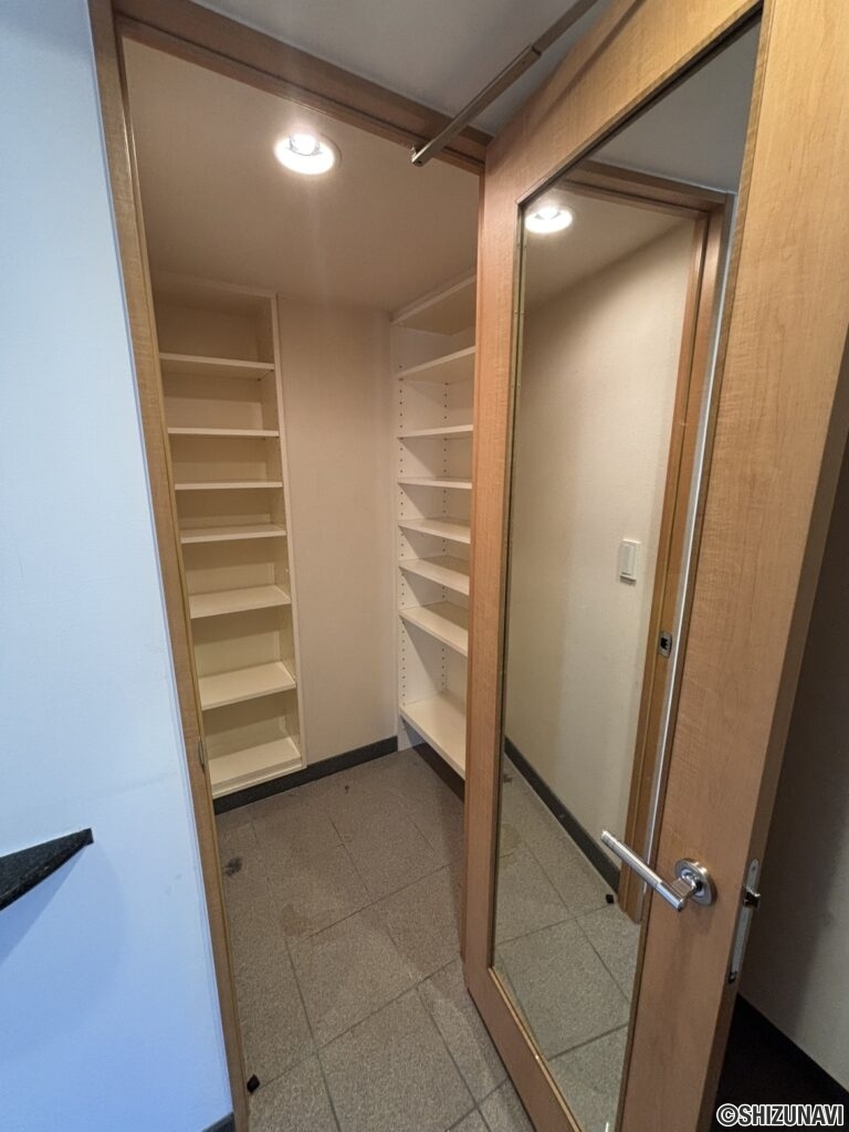 玄関の収納のお写真です。鏡がついているので、外出時に身だしなみを確認することができます。