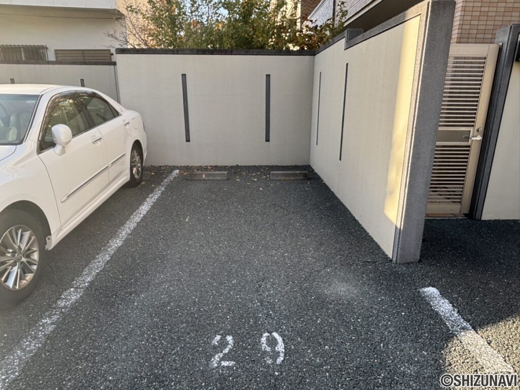 駐車場のお写真です。平置きの駐車場なので、車の出し入れが機械式駐車場より手間がかかりません。