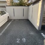 駐車場のお写真です。平置きの駐車場なので、車の出し入れが機械式駐車場より手間がかかりません。