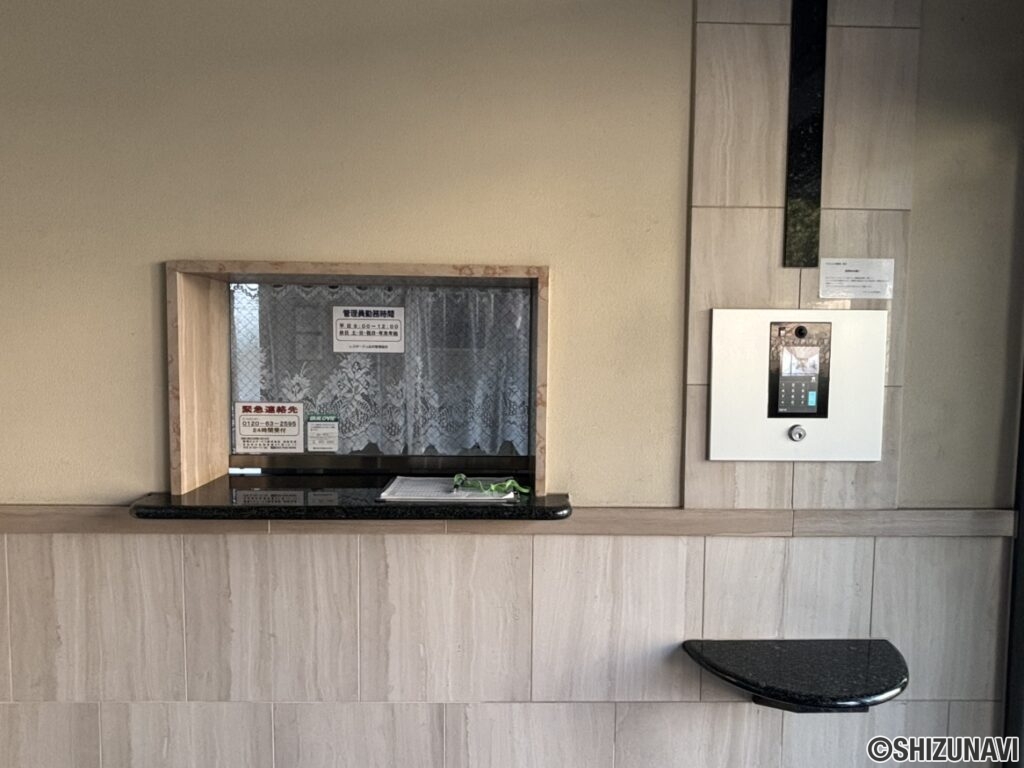 エントランスの管理窓口のお写真です。オートロック付きなので、お子さんがいるご家族には安心のマンションです。