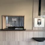 エントランスの管理窓口のお写真です。オートロック付きなので、お子さんがいるご家族には安心のマンションです。