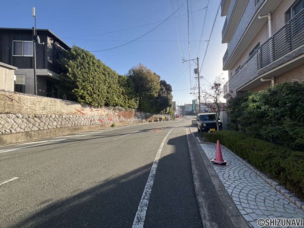 目の前の道路のお写真です。