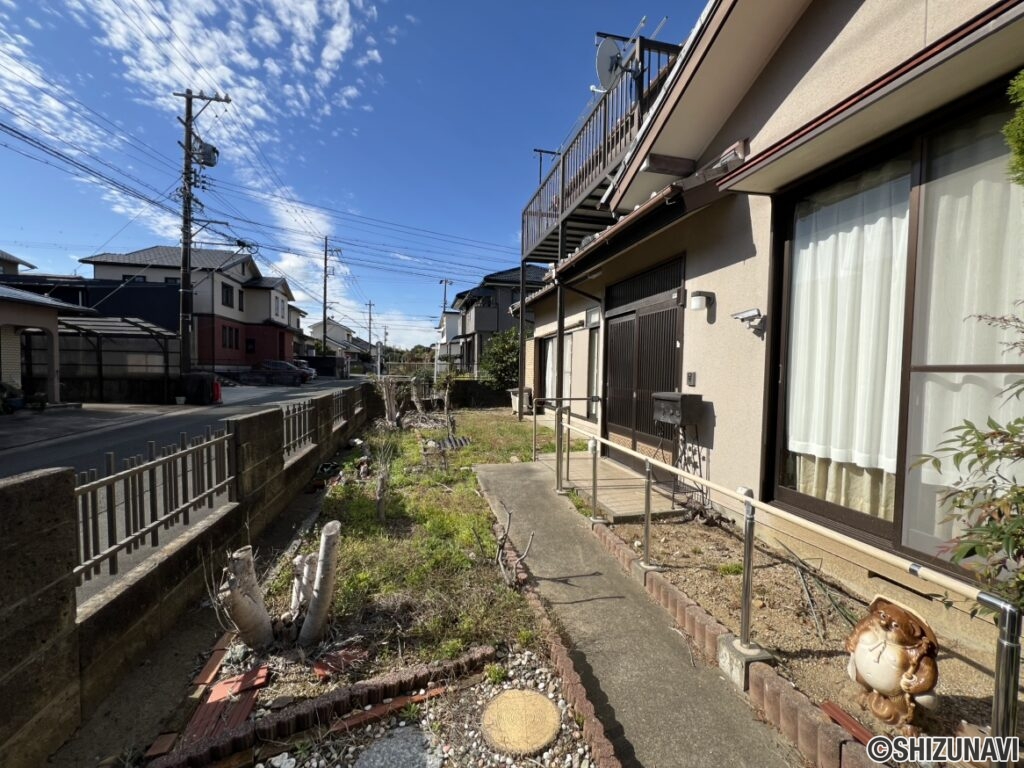 【玄関アプローチ】