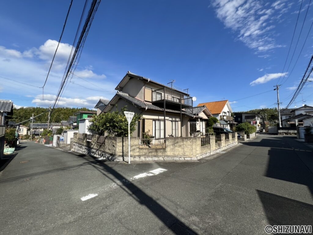 【前面道路（角から撮影）】