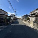 【南側前面道路（東から撮影）】