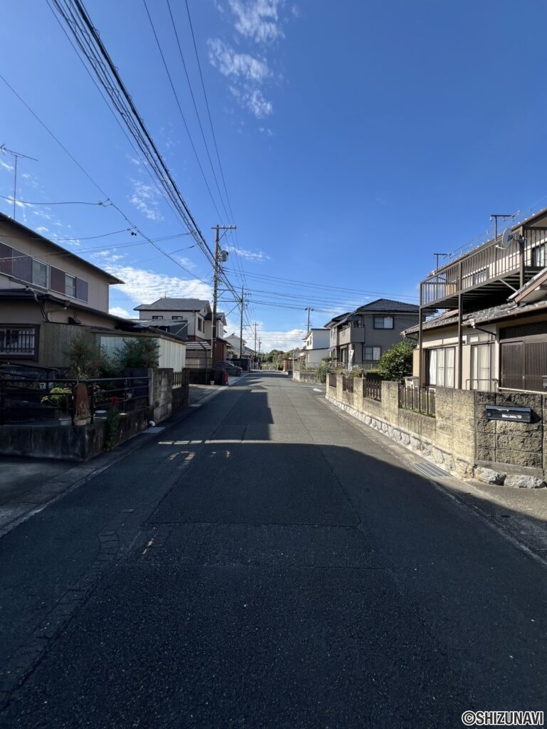 【南側前面道路（東から撮影）】