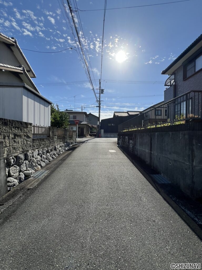 【西側前面道路（北から撮影）】