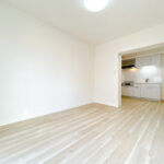 【リフォーム済み/LDK】床はフロアタイルで仕上げ、壁・天井はクロスの張替えを行います。