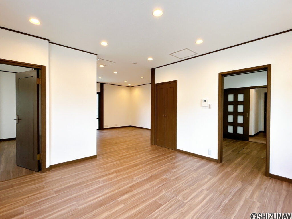 【リフォーム済み／LDK】約20帖のLDKはダイニングとリビングで区分けされているので、家具配置や生活動線のイメージが分かりやすいですね。