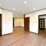 【リフォーム済み／LDK】約20帖のLDKはダイニングとリビングで区分けされているので、家具配置や生活動線のイメージが分かりやすいですね。