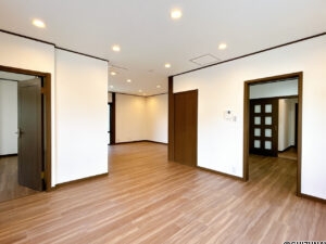 【リフォーム済み／LDK】約20帖のLDKはダイニングとリビングで区分けされているので、家具配置や生活動線のイメージが分かりやすいですね。