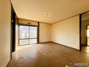 【リフォーム前／LDK】約20帖のLDKはダイニングとリビングで区分けされているので、家具配置や生活動線のイメージが分かりやすいですね。