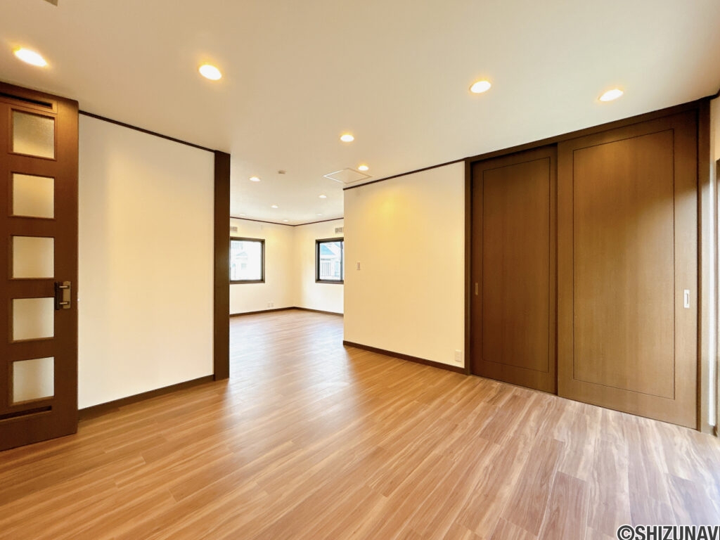 【リフォーム済み／LDK】フロアタイル上張り、クロス貼替え、建具の建付け調整、照明設置を行いました。