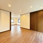 【リフォーム済み／LDK】フロアタイル上張り、クロス貼替え、建具の建付け調整、照明設置を行いました。