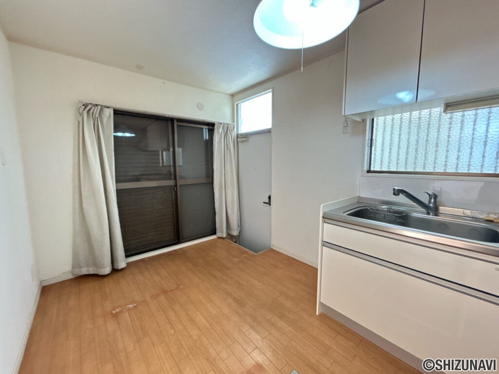 【リフォーム前／LDK】LDKは隣の洋室と繋げて約15帖に広げ、フローリングの張り替えを行う予定です。