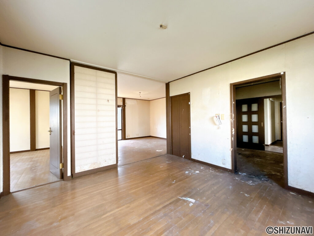 【リフォーム前／LDK】別角度です。約20帖のLDKはダイニングとリビングで区分けされているので、家具配置や生活動線のイメージが分かりやすいですね。