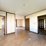 【リフォーム前／LDK】別角度です。約20帖のLDKはダイニングとリビングで区分けされているので、家具配置や生活動線のイメージが分かりやすいですね。