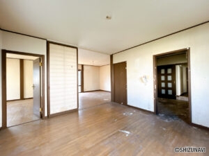 【リフォーム前／LDK】別角度です。約20帖のLDKはダイニングとリビングで区分けされているので、家具配置や生活動線のイメージが分かりやすいですね。