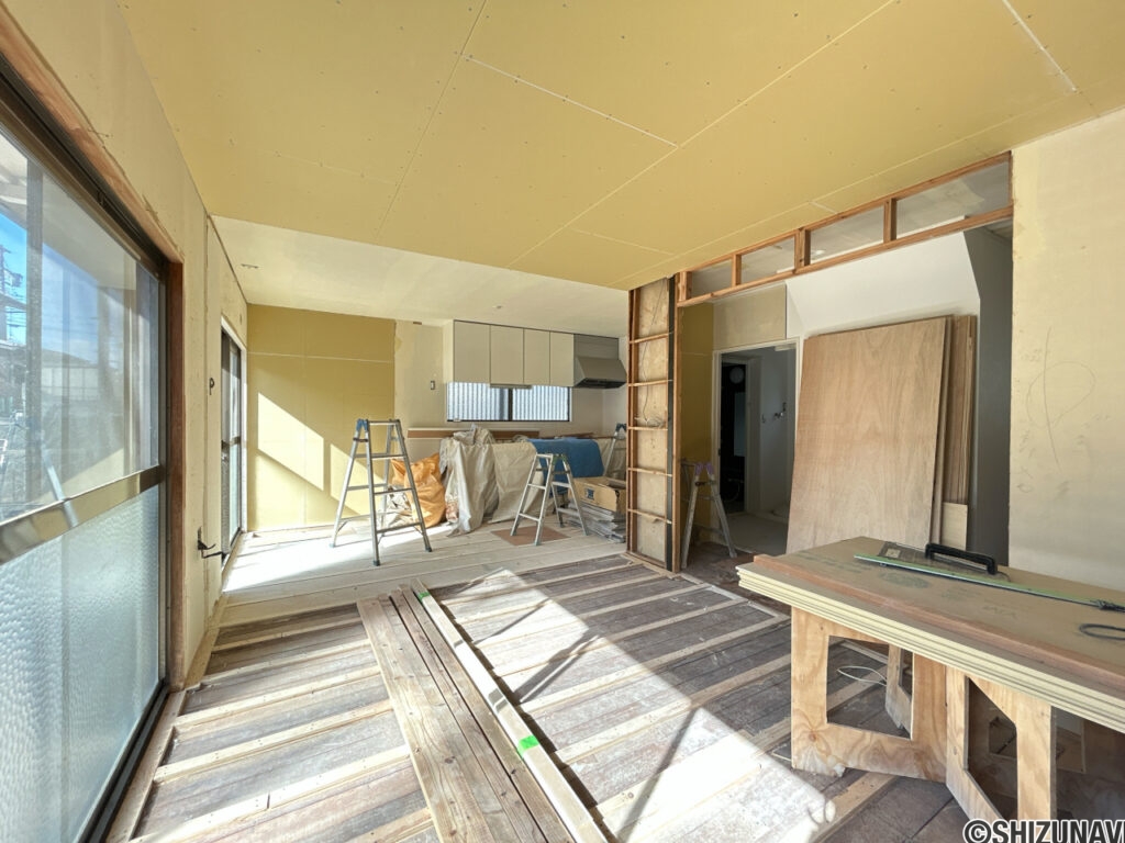 【リフォーム中／LDK】LDKは隣の洋室と繋げて約15帖に広げ、フローリングの張り替えを行う予定です。