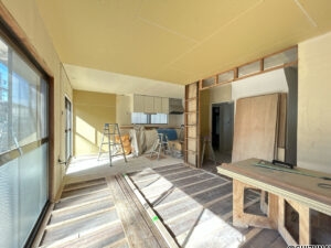 【リフォーム中／LDK】LDKは隣の洋室と繋げて約15帖に広げ、フローリングの張り替えを行う予定です。