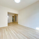 【リフォーム済み/リビング別角度】こちらの洋室はダイニングとつなげてLDKの一部に変更する予定です。床はフロアタイルで仕上げ、壁・天井はクロスの張替えを行います。