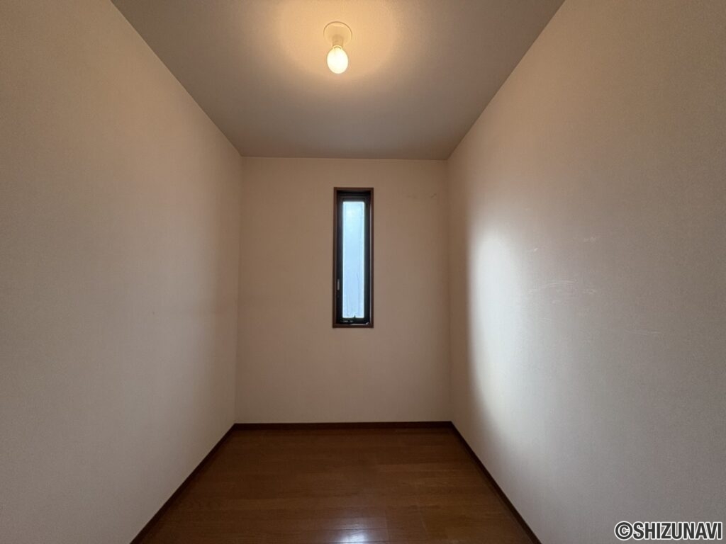 主寝室横のウォークインクローゼットです。お洋服がたくさんある人でも安心です。