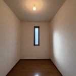 主寝室横のウォークインクローゼットです。お洋服がたくさんある人でも安心です。