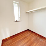 【リフォーム中/2階東側洋室ウォークインクローゼット】床はフロアタイル張り、クロス張替え、照明交換、棚交換を行う予定です。