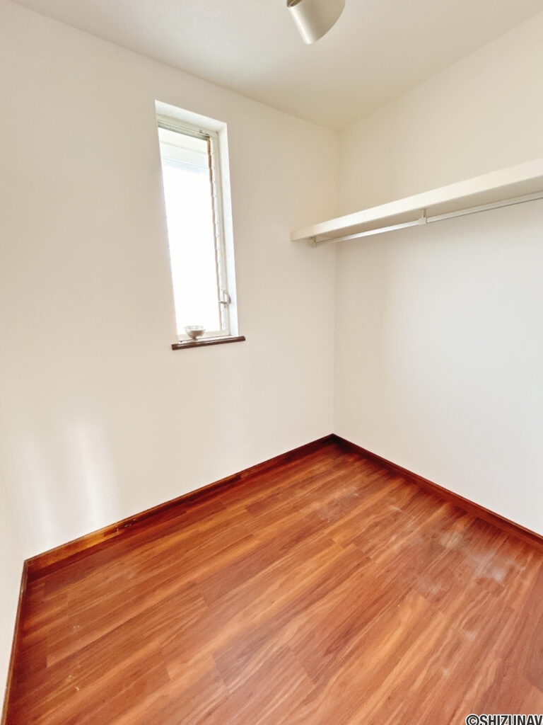 【リフォーム中/2階東側洋室ウォークインクローゼット】床はフロアタイル張り、クロス張替え、照明交換、棚交換を行う予定です。