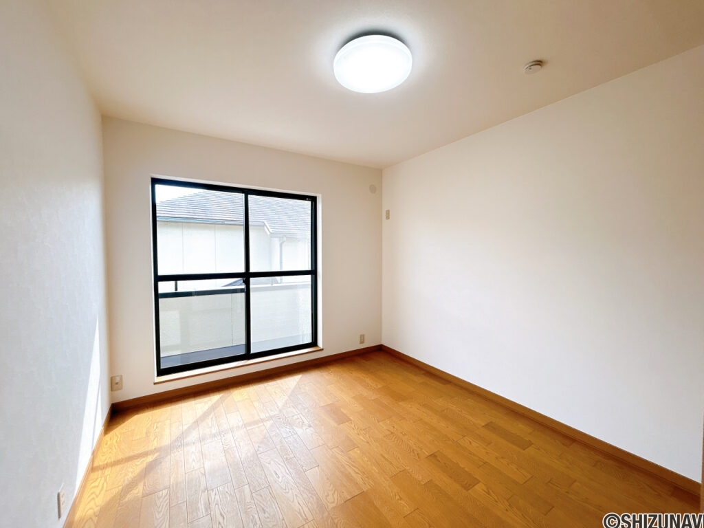 【リフォーム済み/2階洋室（2）5帖】